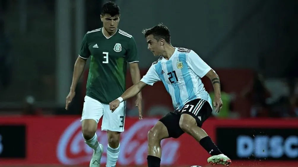 Erick Gutierrez disputa el balón con Dybala