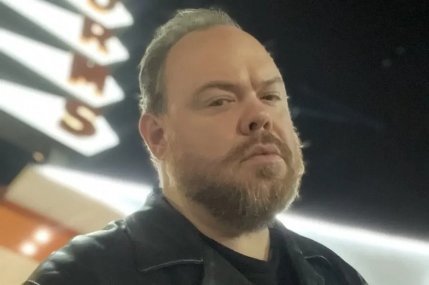 Devin Ratray tomándose una selfie