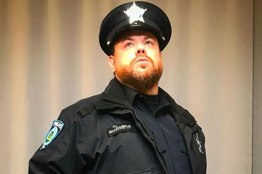 Devin Ratray durante las grabaciones de una serie