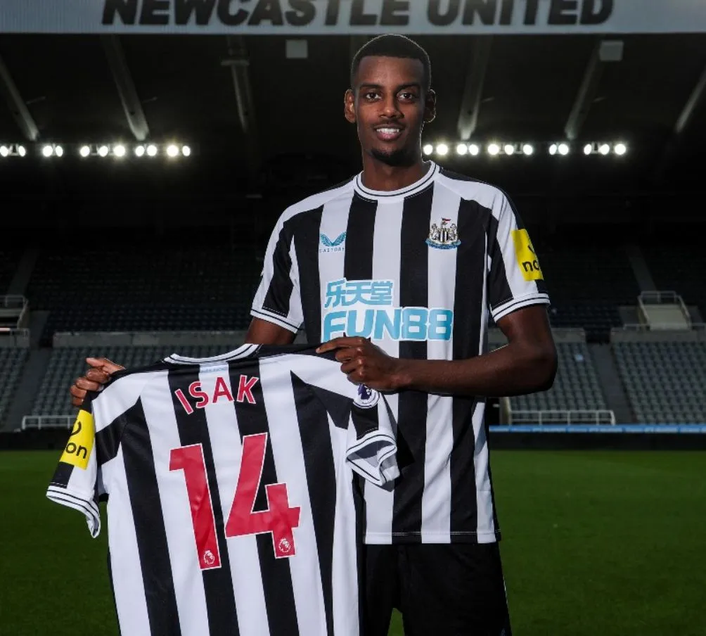 TWITTER | @NUFC Isak usará el número 14 en el Newcastle