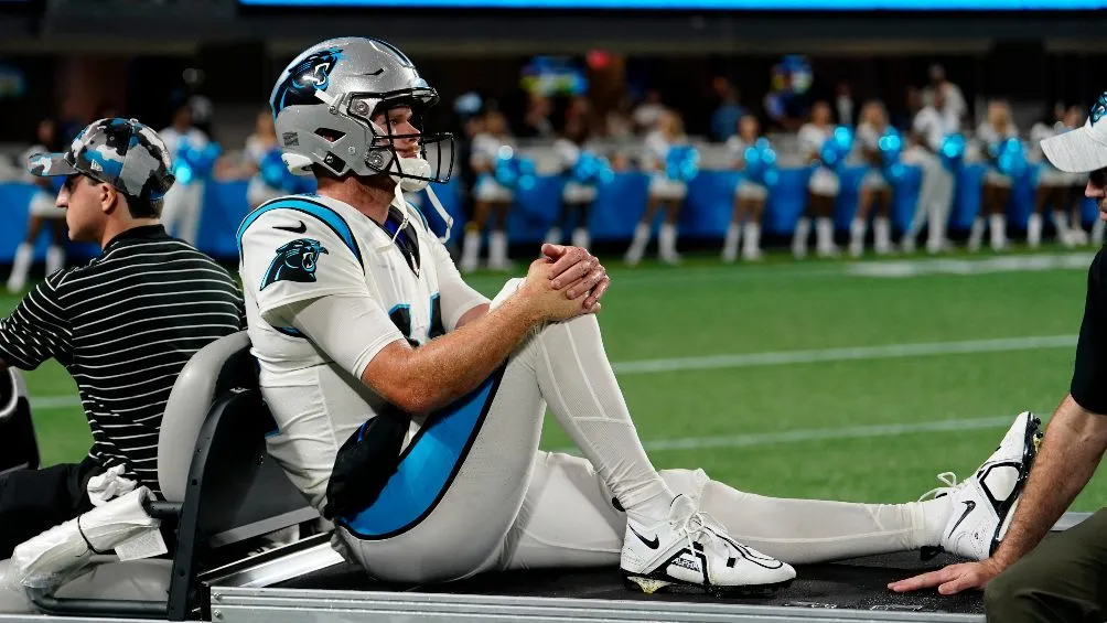 Sam Darnold salió lesionado del juego contra Bills