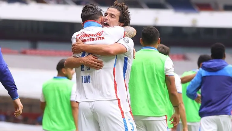 Tabó y Rivero celebrando el gol de la victoria