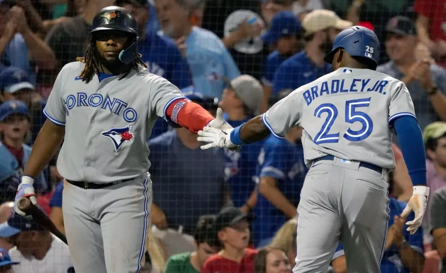 Jackie Bradley Jr. es felicitado por Vladimir Guerrero Jr.