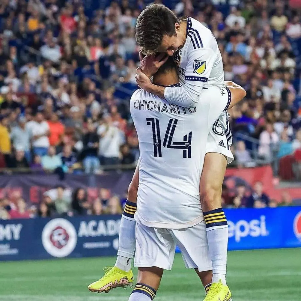 Chicharito Hernández celebrando junto a Riqui Puig