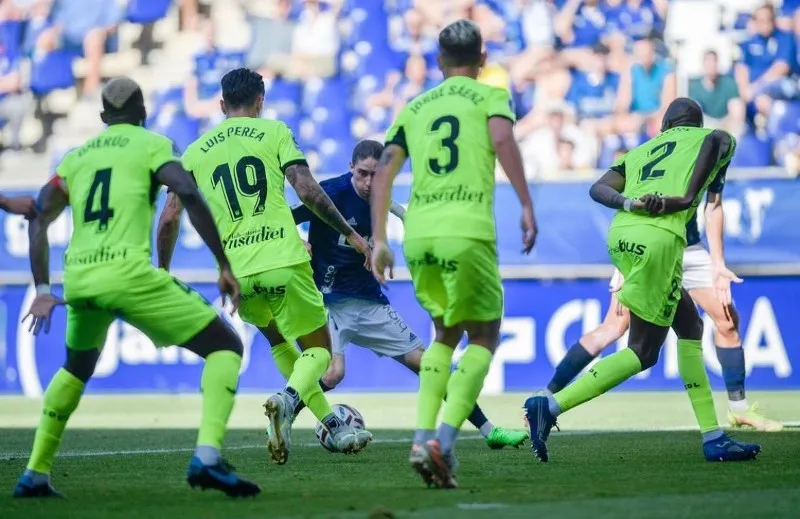 Marcelo Flores en disputa por el balón