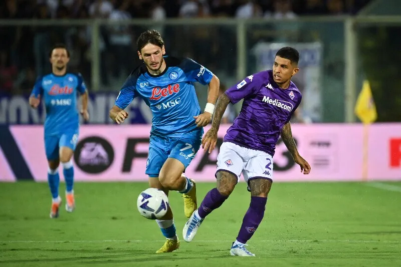 Dodo en disputa por el balón con Khvicha Kvaratskhelia