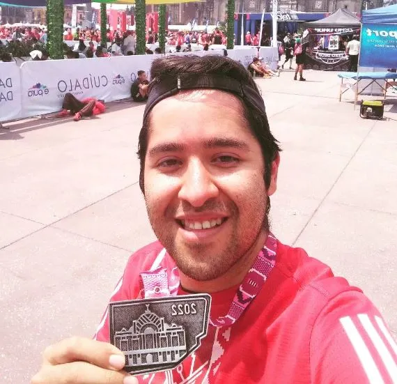 Participante presume feliz su medalla