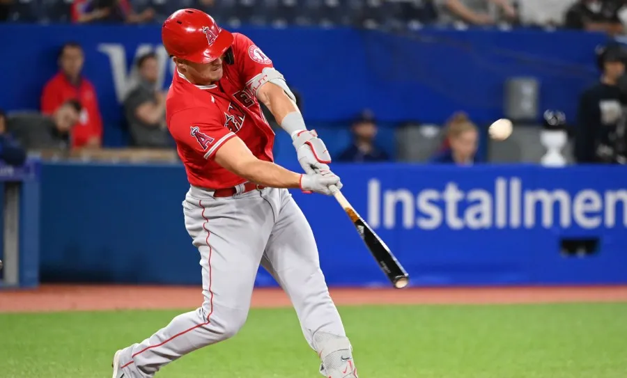 AP Mike Trout al conectar cuadrangular