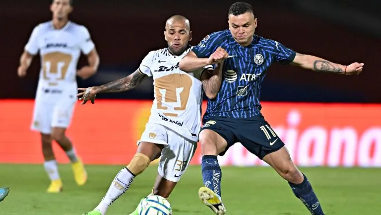 Dani Alves durante la derrota de Pumas con América