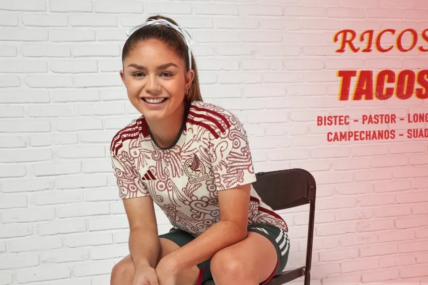 Jana Gutiérrez con el nuevo uniforme para Qatar 2022