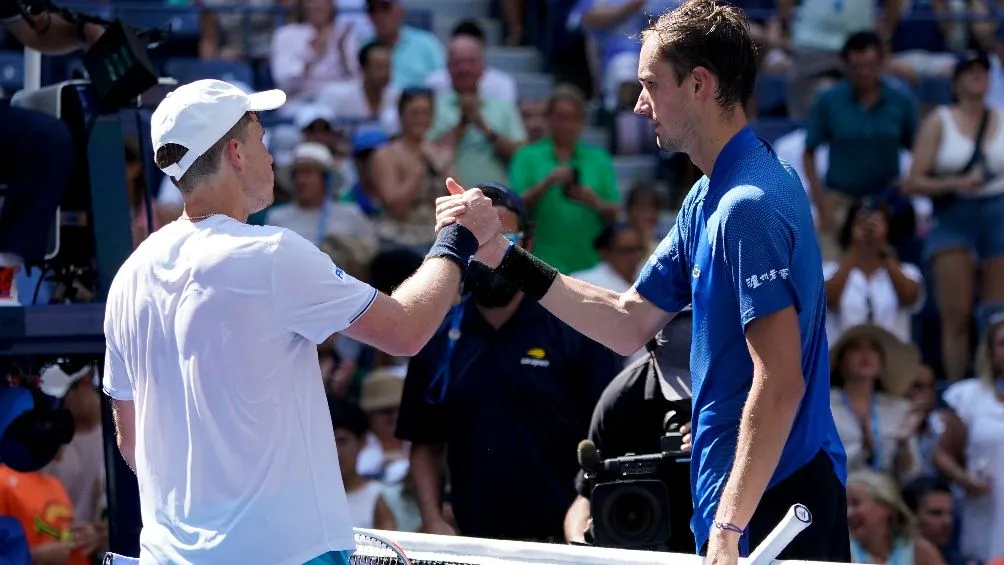 Medvedev dominó en tres sets a Kozlov