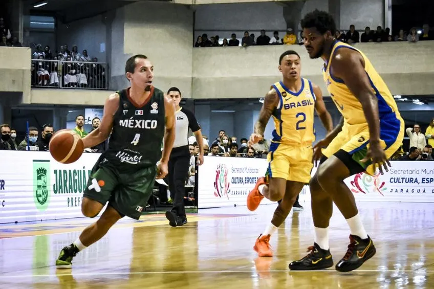 FIBA Paul Stoll durante el partido