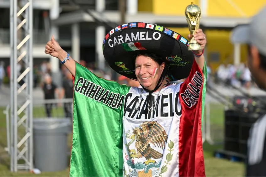 IMAGO7 Caramelo, aficionado mexicano, previo a un partido