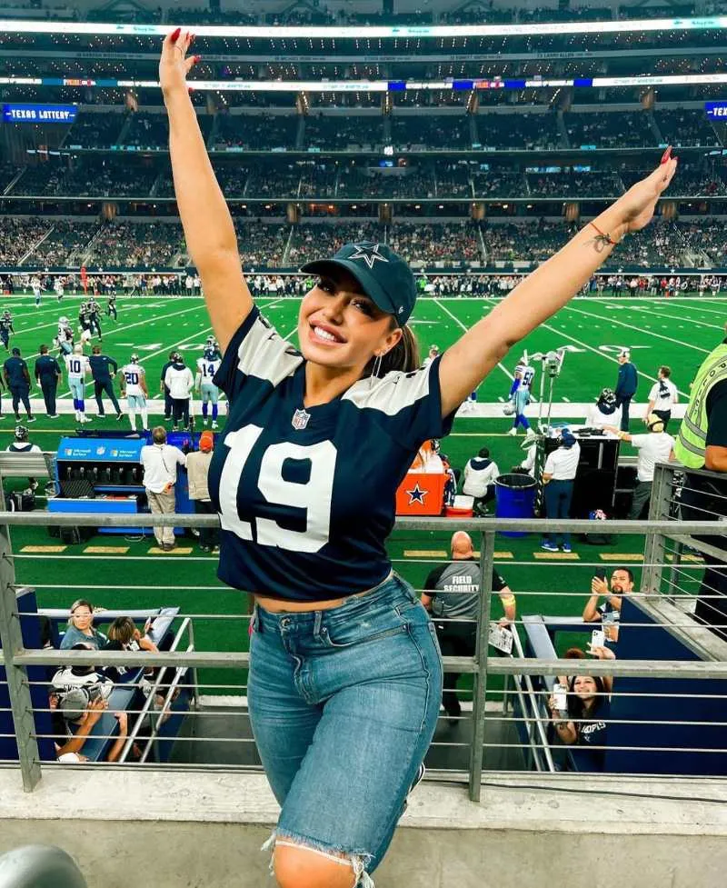 Chiquis Rivera en un partido de Dallas Cowboys