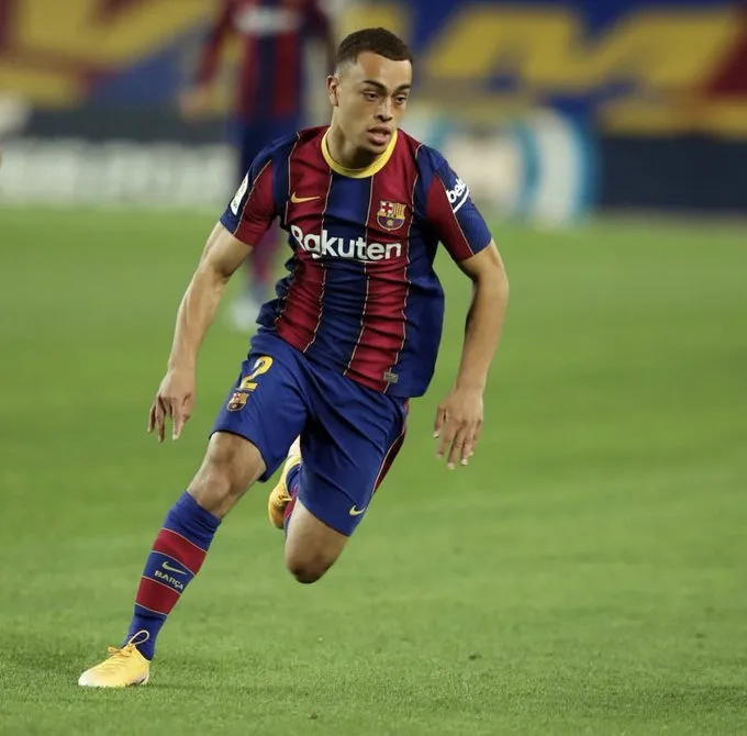 Sergiño Dest en partido con el Barcelona