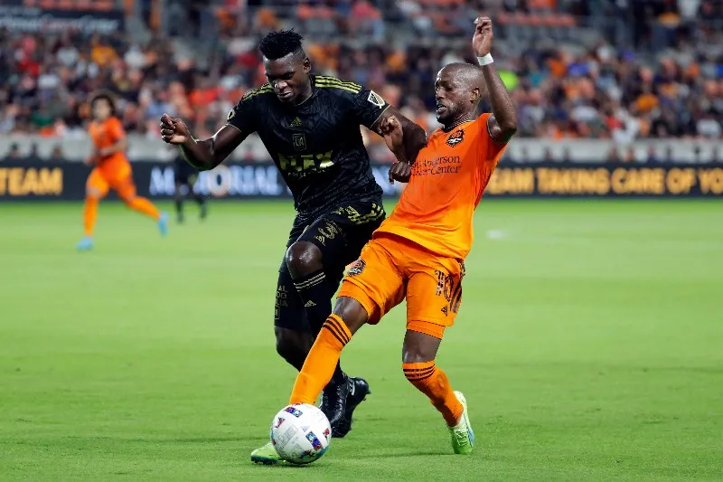 AP Jesus Murillo y Fafa Picault en disputa por el balón