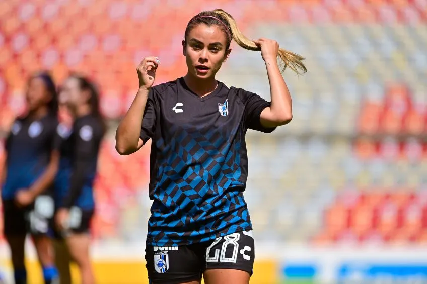 Karla Padilla durante un entrenamiento de Querétaro Femenil