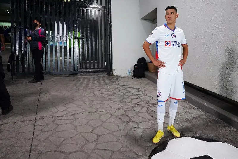 Antuna con el uniforme de Cruz Azul