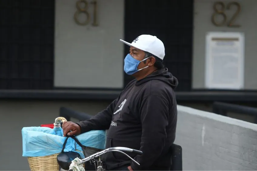 Persona vendiendo tacos afuera de un estadio