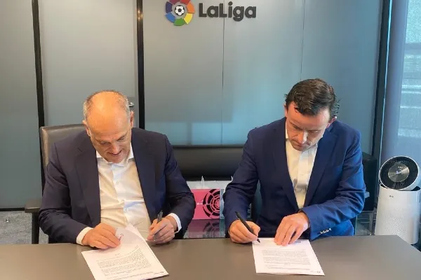 Los directivos firmando el acuerdo
