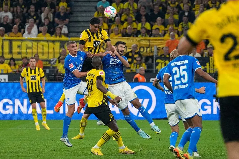 AP Jude Bellingham buscando el esférico