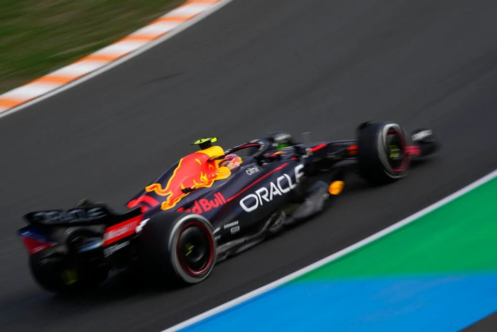 Checo Pérez corriendo en Red Bull