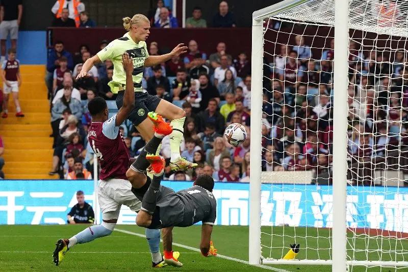 Haaland anotando gol