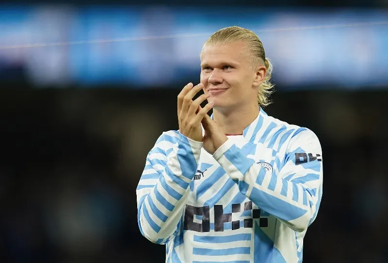 Erling Haaland saludando a la afición