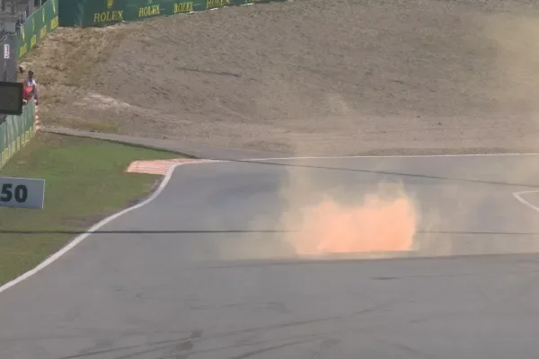 TWITTER @F1 La estela de humo que dejó la bengala