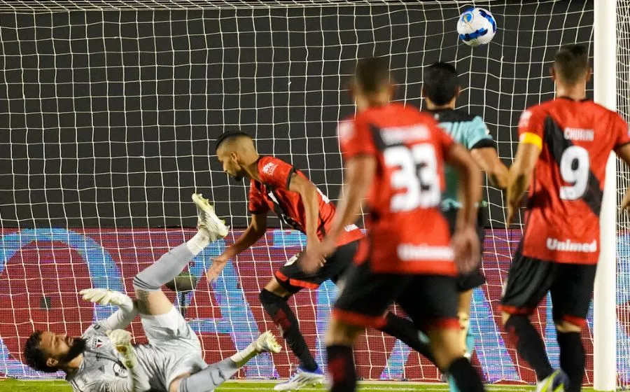 Jorginho al momento de anotar a Sao Paulo