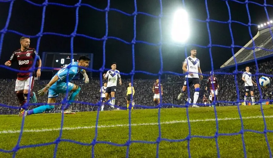 Everton Ribeiro anota a Vélez Sarsfield