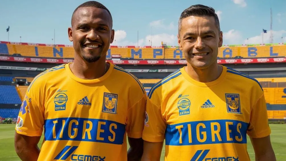 IG | @CLUBTIGRESOFICIAL Los dos posan con la camiseta de los Tigres