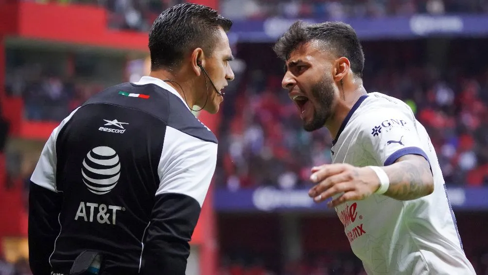 Los reclamos no se hicieron esperar dentro y fuera del campo