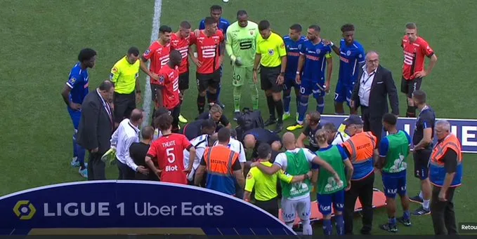 Asistencia a árbitro que sufrió desmayo