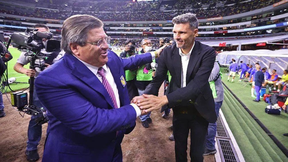 IMAGO7 Fernando Ortiz se saludó de manera amistosa con el Piojo