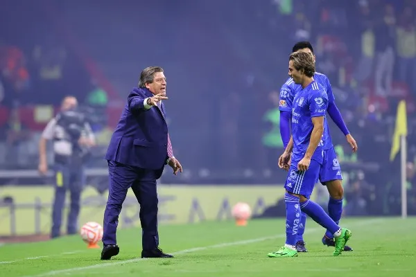 Piojo Herrera en acción con Tigres vs América