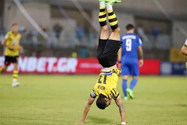 El mexicano saltó al campo en el once inicial