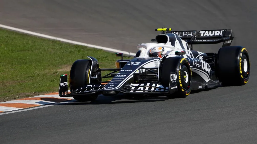 Yuki Tsunoda tuvo que sacar su monoplaza a un costado