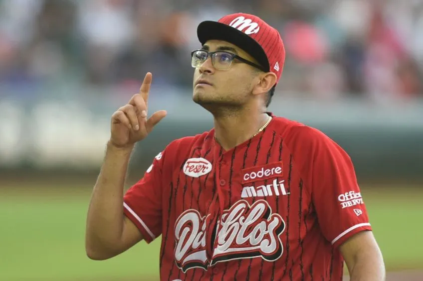 Pitcher de los Diablos Rojos durante un juego de la Final de la Zona Sur