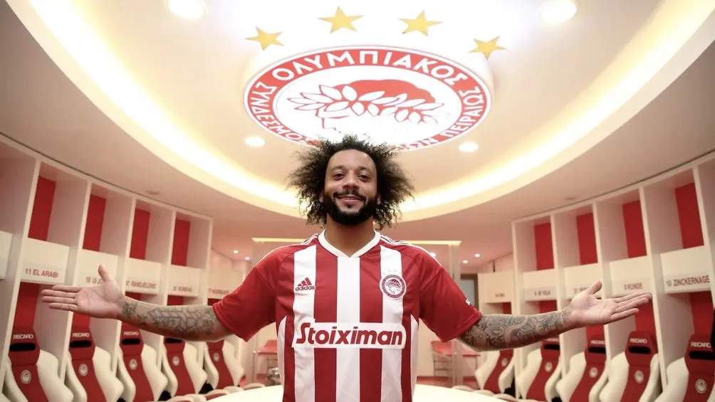 TWITTER @olympiacosfc Marcelo posa en su nuevo vestidor