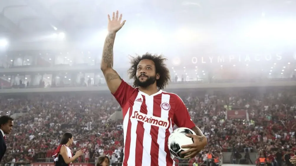 TWITTER @olympiacosfc El brasileño se entrega a su nueva afición