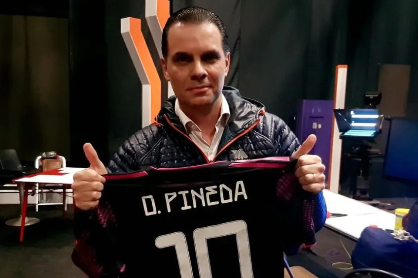 Christian Martinoli con el jersey de Orbelín Pineda