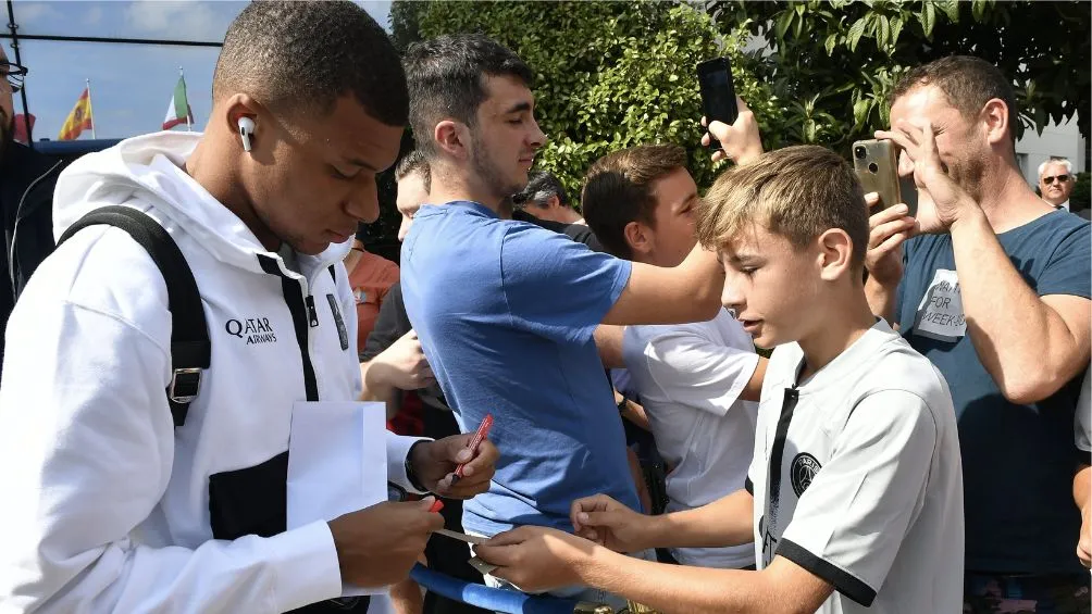 TWITTER: @PSG_Inside Mbappé firmando autografos
