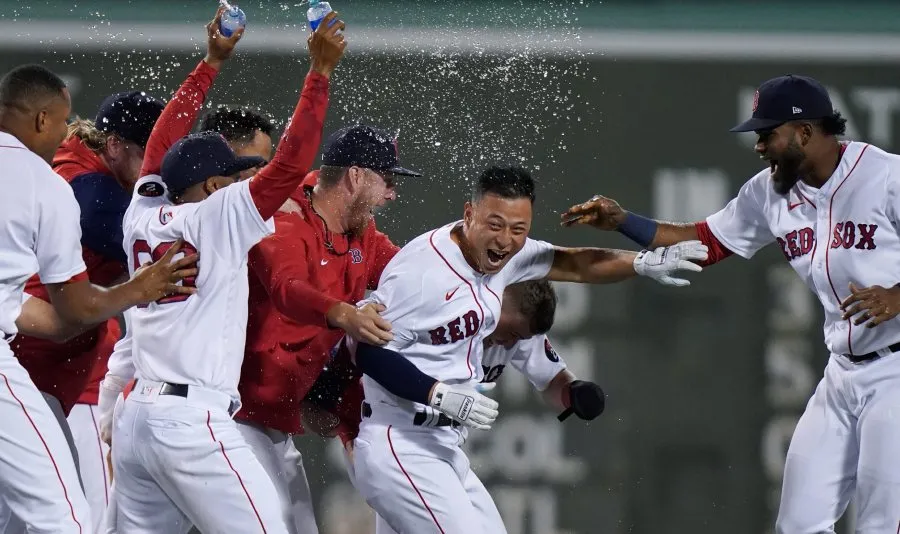 AP Rob Refsnyder al centro de la celebración de la victoria ante Rangers