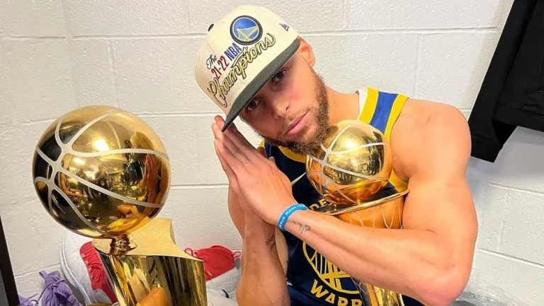AP Stephen Curry presumo su trofeo