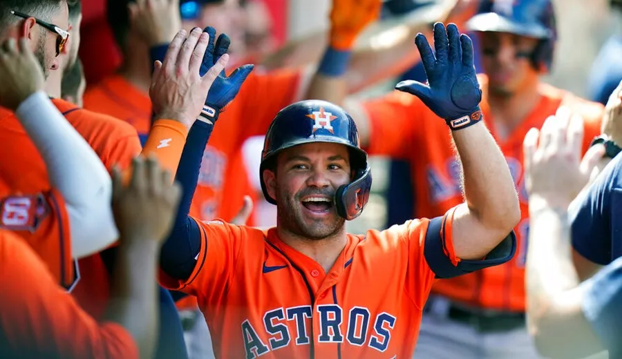 AP José Altuve celebra en el dugout de Astros
