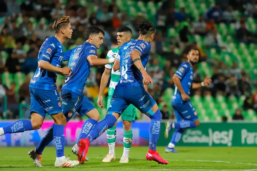 Necaxa celebrando su gol
