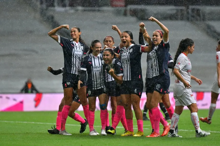 IMAGO7 Jugadoras de Rayadas celebrando un gol