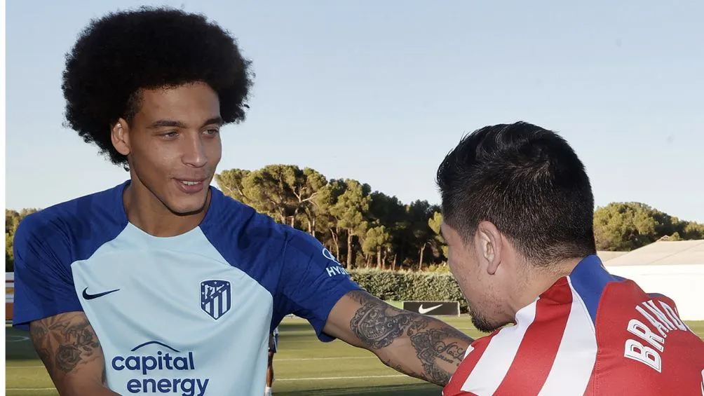 Axel Witsel saluda a Brando Moreno