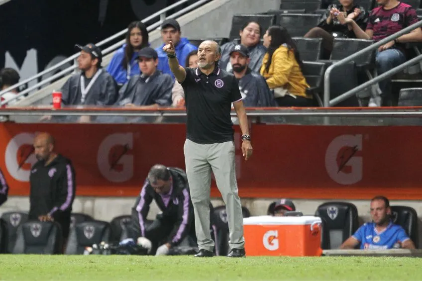 Potro Gutiérrez dirigiendo a Cruz Azul